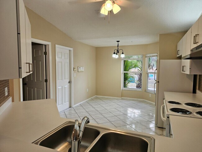 Building Photo - Move In Ready