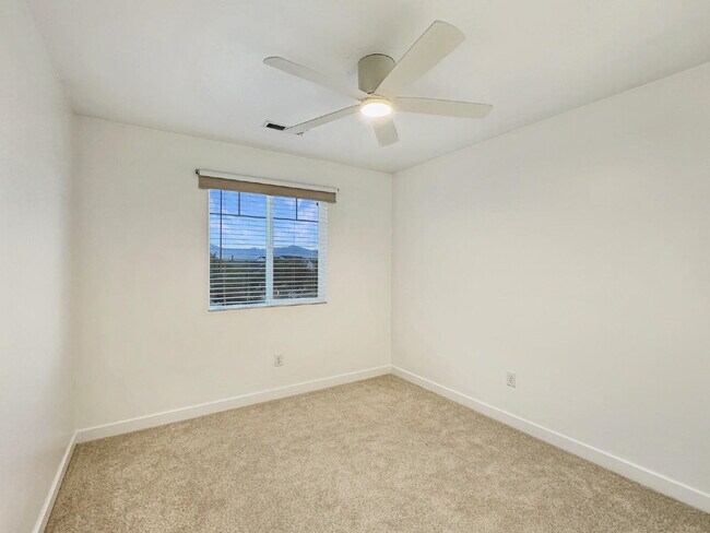 Building Photo - Beautiful Townhouse in Draper - 3 BD 2.5 BA 2 GA - 2250 Square Feet