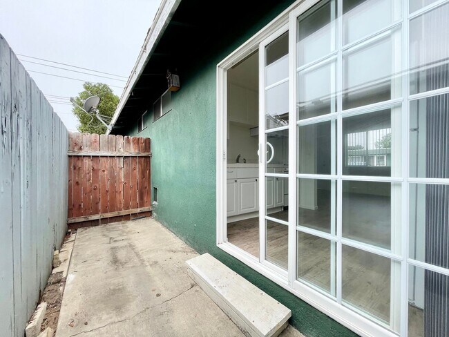 Building Photo - 1026 S Tremont St