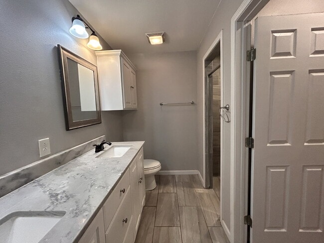 Building Photo - Beautiful Duplex!