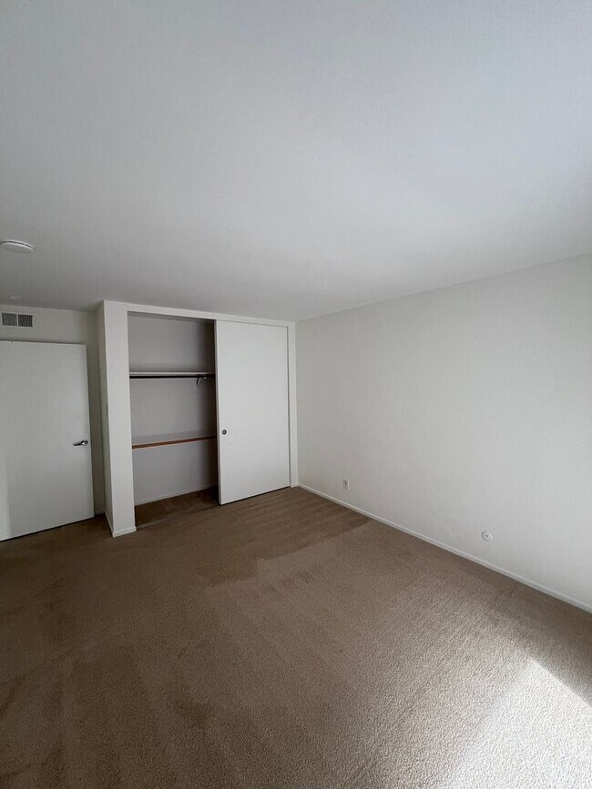 Building Photo - Elegant Remodeled 3BR Condominium in Sharon Heights