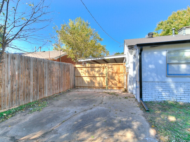 Building Photo - 220 E Jacobs Dr