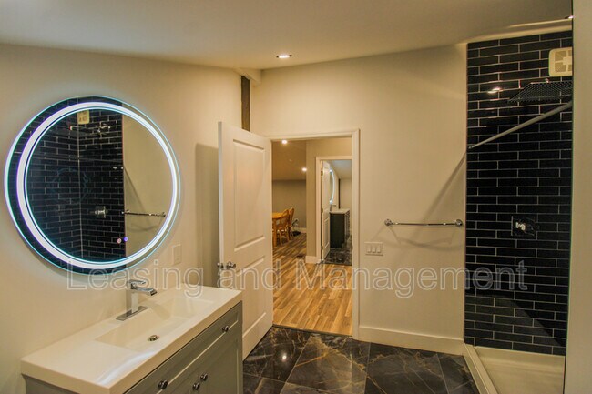 Building Photo - 3494 River Rd