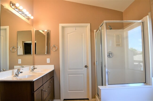 Building Photo - 1633 E Melanie St