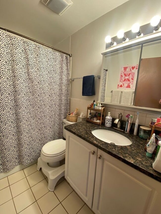 Building Photo - $1,300 | 2 Bedroom, 1 Bathroom Apartment |...