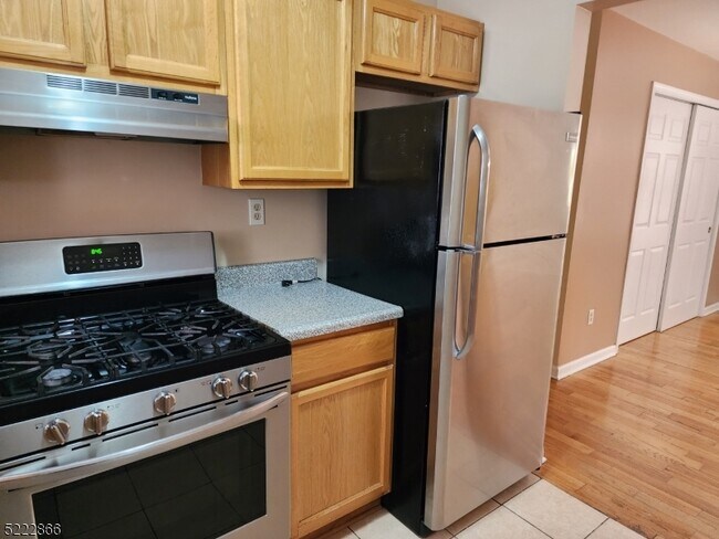 Building Photo - 313 S 6th St