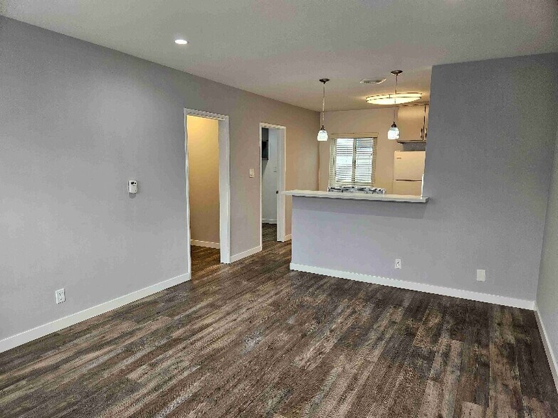 Building Photo - 1037 W 12th St