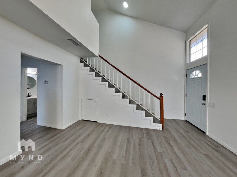 Building Photo - 1616 Beach Ln