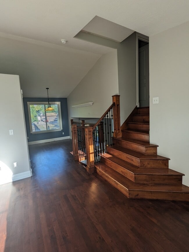 Building Photo - Updated 4 bedroom 3 bath Home