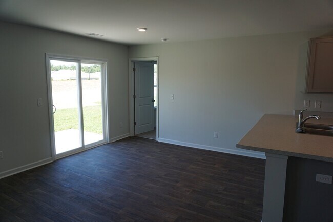 Building Photo - 602 Draymore Dr NE
