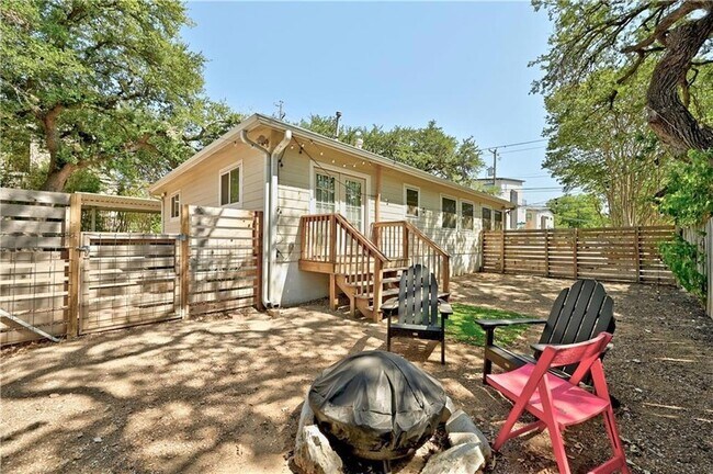 Building Photo - 209 E Live Oak St