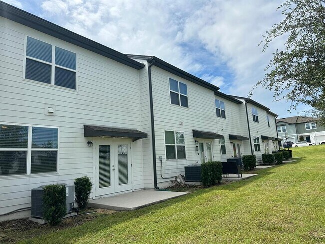 Building Photo - 118 Mandovi St