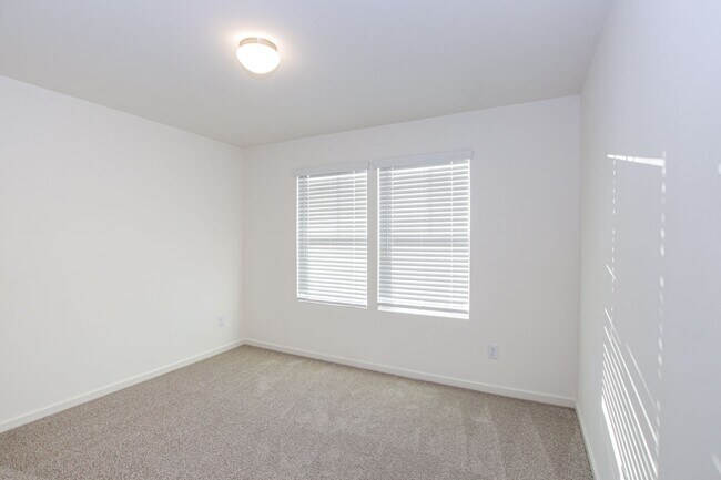 Building Photo - BEAUTIFUL 3BD/2.5BTH Townhome - Belmont - JULY MOVE IN