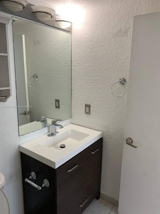 Building Photo - 7326 Collins Ave
