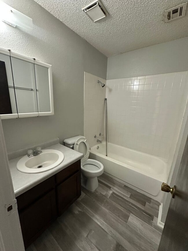 Building Photo - Nice 3bed, 1 1/2 bath. 2 car garage