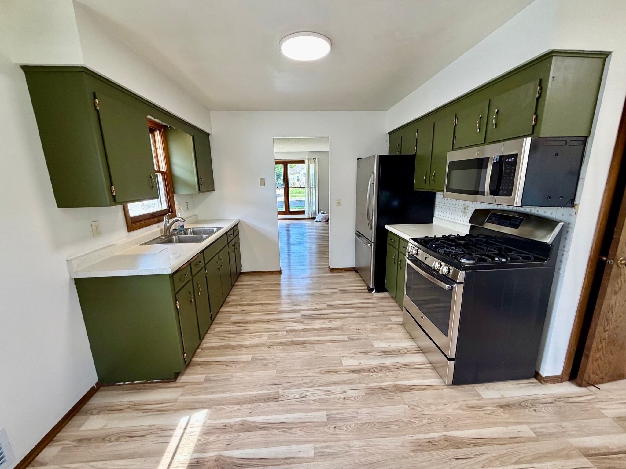 Building Photo - 2098 Sherwood Ave