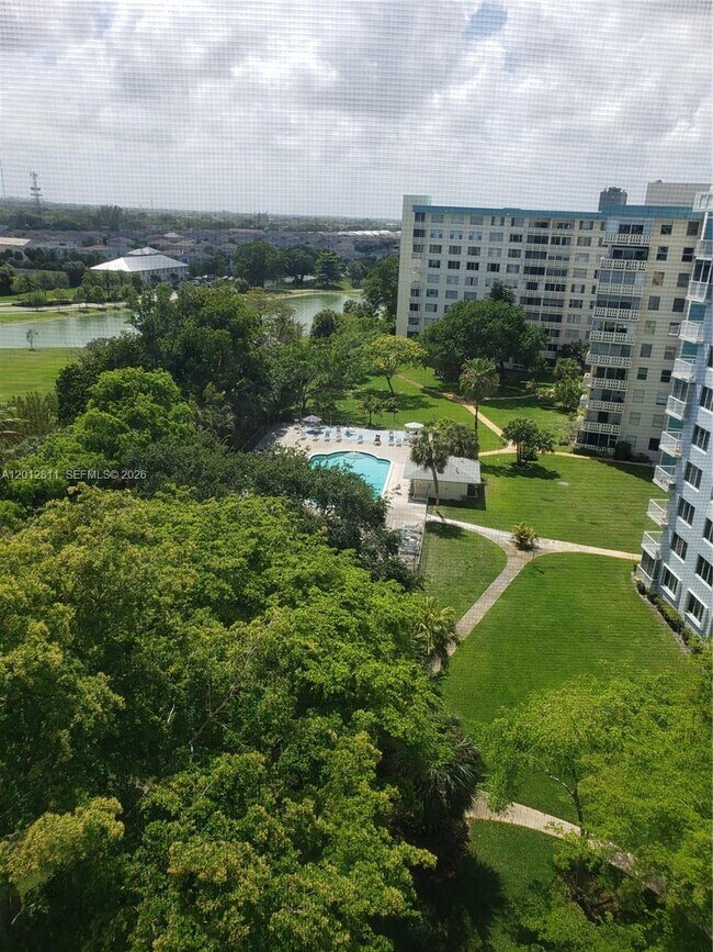 Building Photo - 4200 Hillcrest Dr