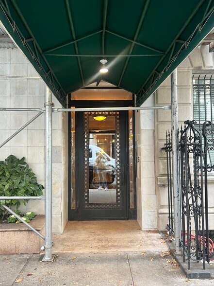 Building Photo - 30 E 95th St