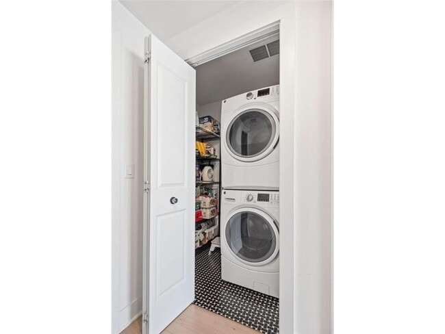 Building Photo - 740 Portland Ave