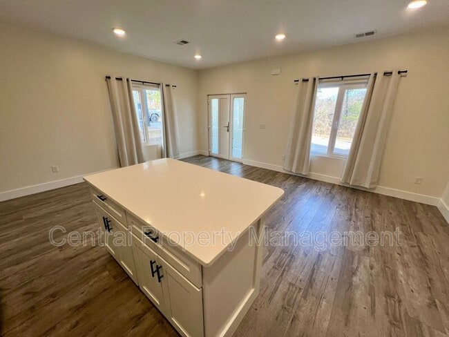 Building Photo - 30 Beverly Hills Dr