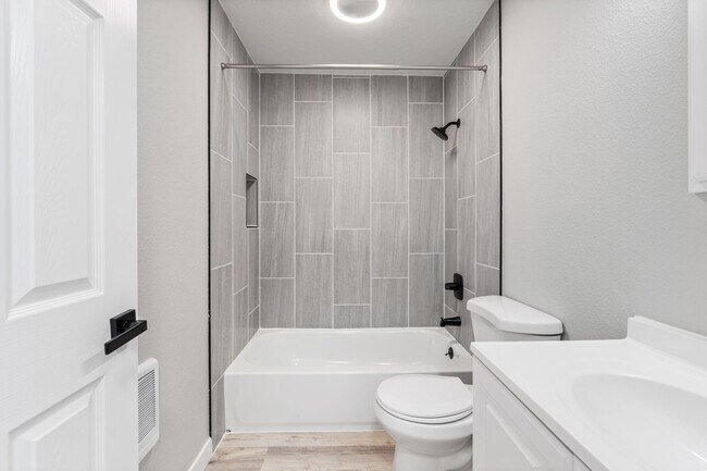 Building Photo - Ground floor apartment