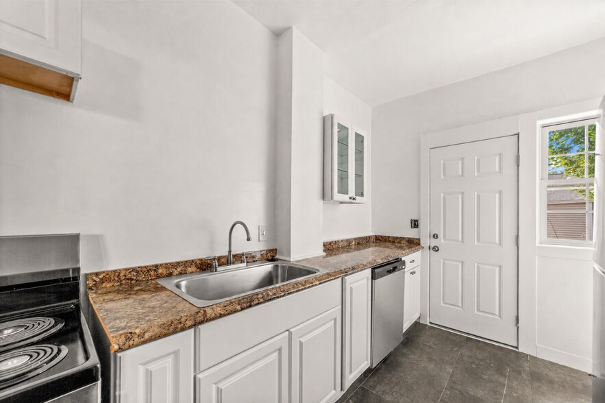 Kitchen - 11427 Clifton Blvd