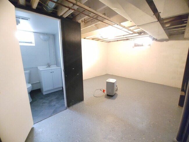 Building Photo - Charming 2 Bedroom 2 Bathroom House!