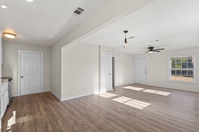 Building Photo - Charming Home in Prime Grand Prairie Locat...