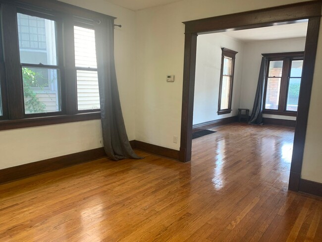 Building Photo - Large 4 Bedroom home!