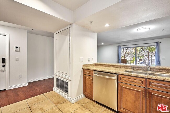 Building Photo - 4822 Elmwood Ave