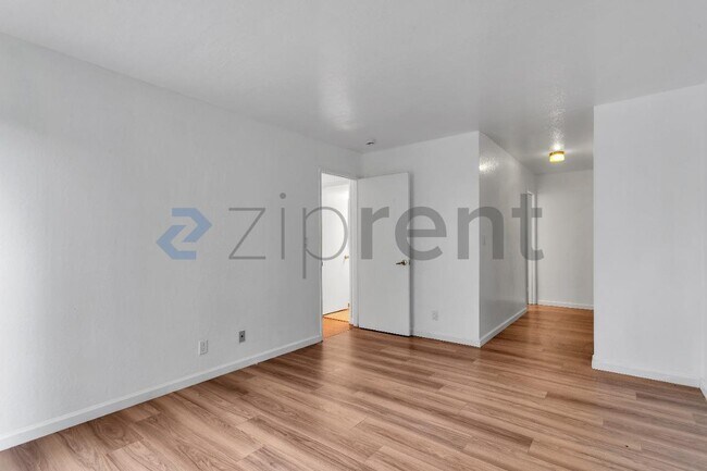Building Photo - Unit C