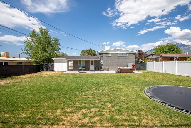 Building Photo - 1020 E Diamond Way