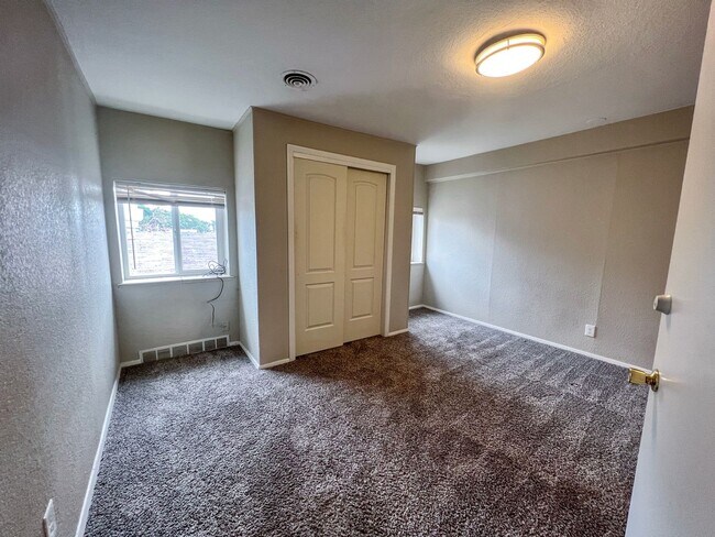 Building Photo - Private Bedroom Available Across from UNC | Utilities Included
