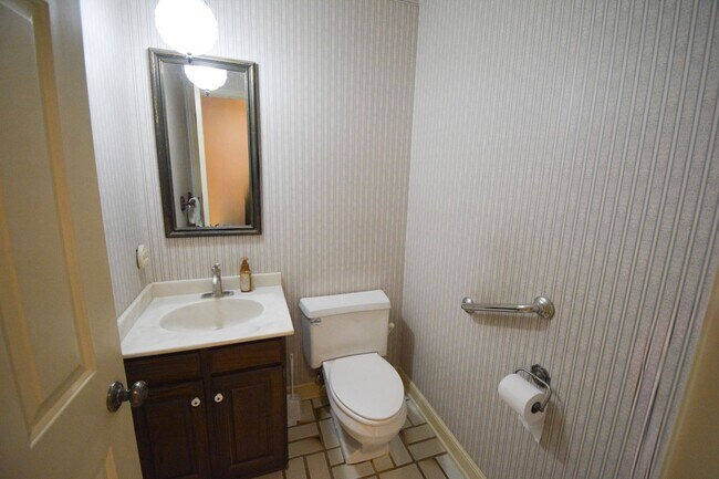 Building Photo - Unique, Conveniently Located, 4 bed 2.5 bath Home For Rent!