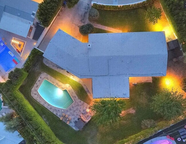 Building Photo - Stylish Palm Springs Home with Indoor-Outdoor Living