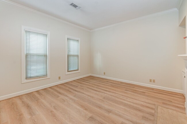 Building Photo - End Unit 2 Bedroom 2 1/2 Bath Townhome-Hil...