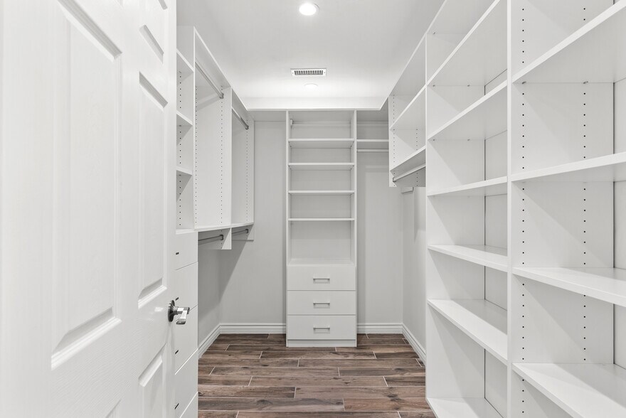 Walk-In Closet - 4242 Van Nuys Blvd