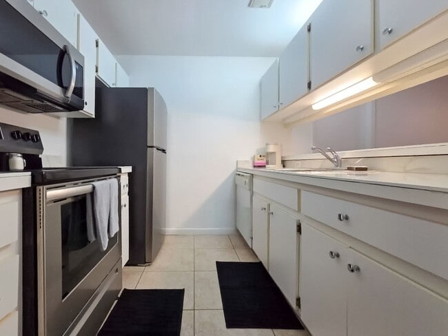 Building Photo - ROOM FOR RENT in a Charming 4/4 in University Terrace West - 411C