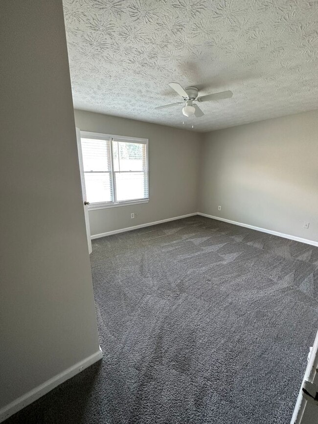 Building Photo - 2 bed 2.5 bath in Stockbridge!