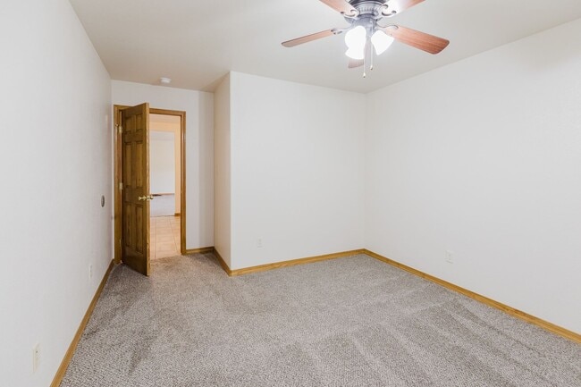 Building Photo - Spacious 4 Bedroom 2 Bath Home near Shopping