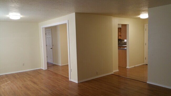 Building Photo - Beautiful 3 Bedroom, 2 bathroom House in Great Quiet Neighborhood.