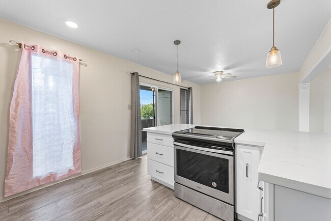 Building Photo - Townhouse with 3 bedrooms / 1.5 bathrooms ...