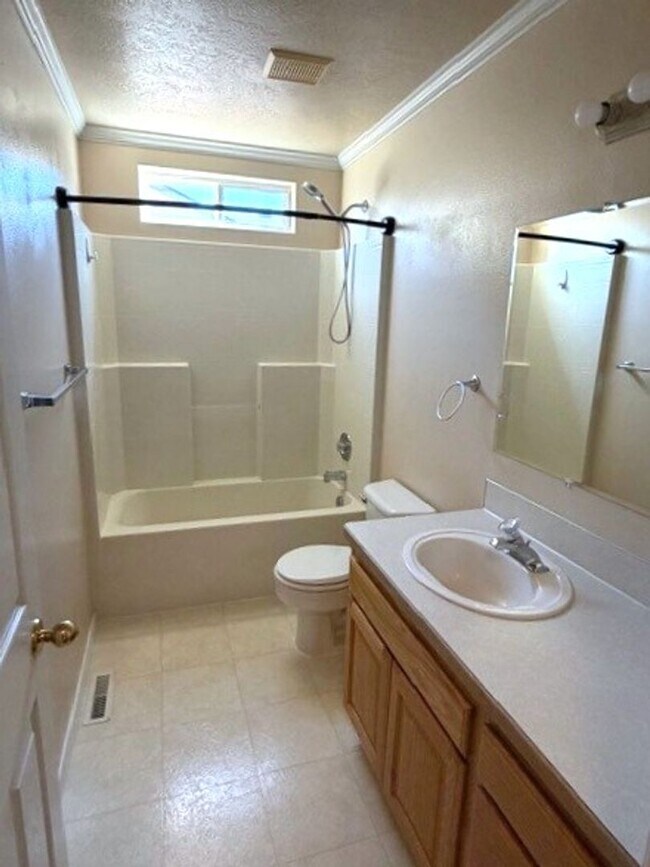 Building Photo - Beautiful and spacious 3 bed 2 bath home in Meridian just off Ten Mile and W Pine Ave