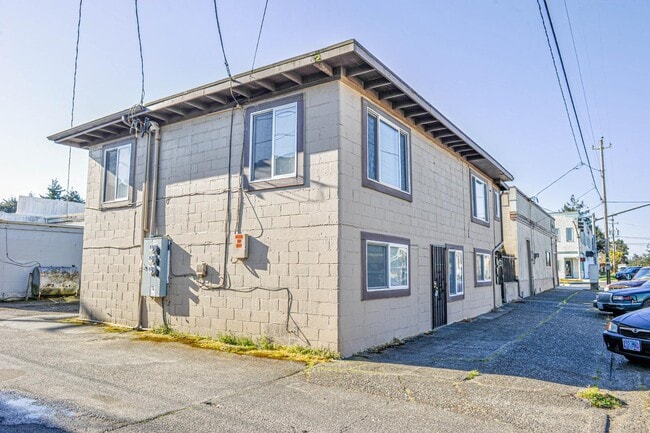 Building Photo - 121 N Wasson St