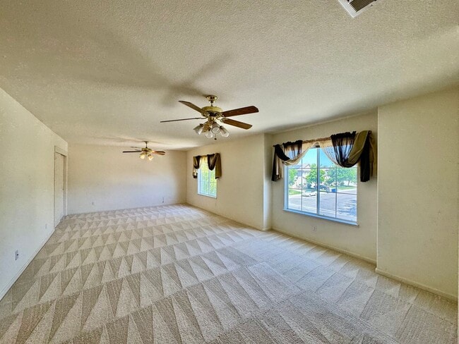 Building Photo - Huge 4 Bedroom + Den, 3 Bath Southside Home For Rent