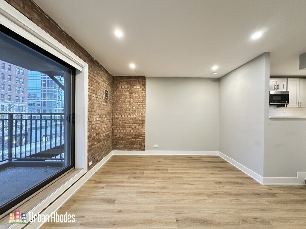 Building Photo - 1212 N La Salle Dr