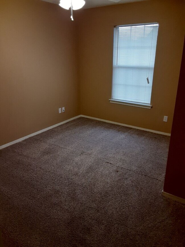 Building Photo - Great Townhouse in West Fayetteville