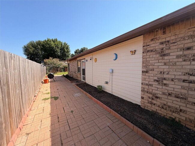 Building Photo - 3709 Pinewood St