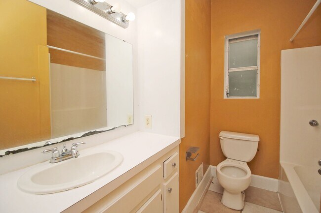 Building Photo - PRE-LEASE for July 2026 - 5 Bedroom, 2.5 Bathroom in Melrose Heights!