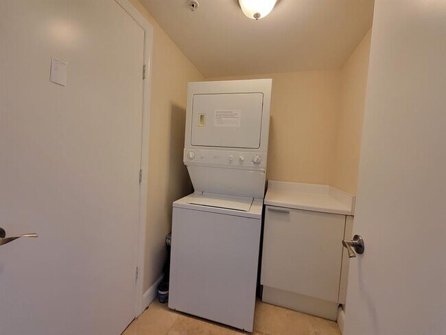 Building Photo - 15051 Royal Oaks Ln
